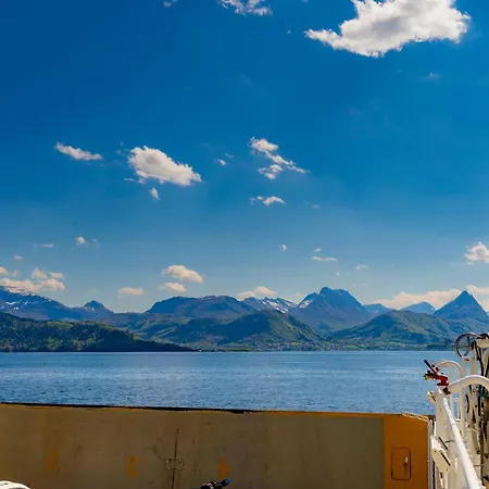 Nordic Luxury - Private Sauna & Panoramic Mountain Views * Stranda (More og Romsdal)